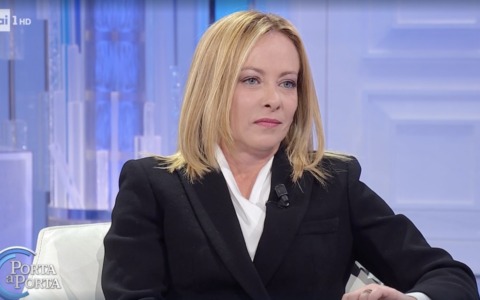 Meloni rivela da Vespa di esser stata denunciata per “concorso in genocidio”