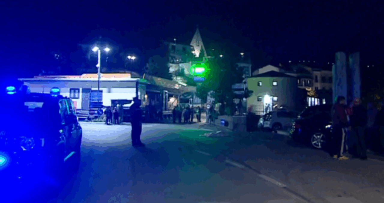 Uccide l’ex moglie in strada davanti al nipote di 12 anni e poi si barrica in un bar