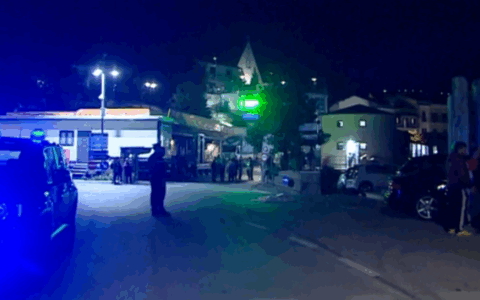 Uccide l’ex moglie in strada davanti al nipote di 12 anni e poi si barrica in un bar