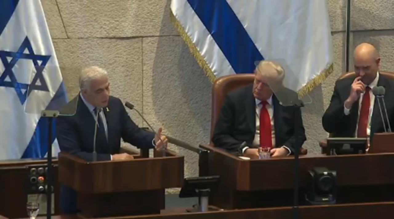 Trump al Parlamento israeliano, il capo dell’opposizione Lapid: “Dobbiamo anche assumerci le nostre responsabilità, nazioni islamiche parlino con noi”