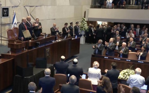 Trump accolto con una standing ovation alla Knesset