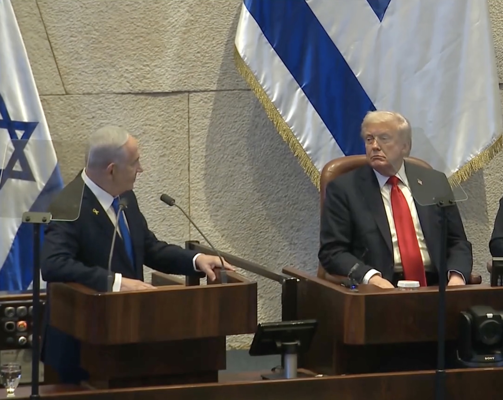 Trump accolto con una standing ovation alla Knesset