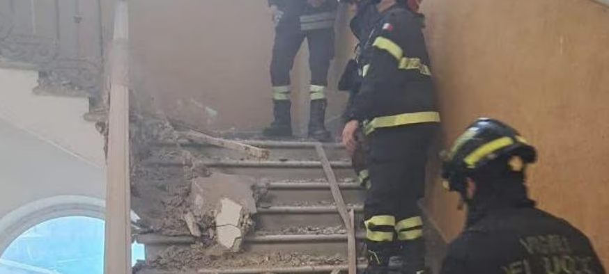 Roma, ancora paura in una scuola: crolla il controsoffitto in una superiore