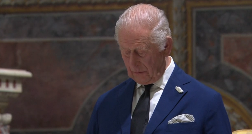 Re Carlo III e Camilla in Vaticano: la prima preghiera con un Papa dopo cinque secoli di divisione