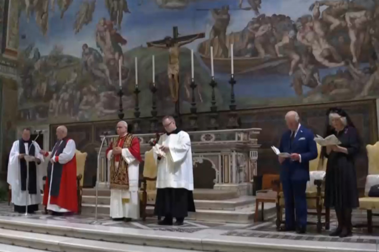 Re Carlo III e Camilla in Vaticano: la prima preghiera con un Papa dopo cinque secoli di divisione
