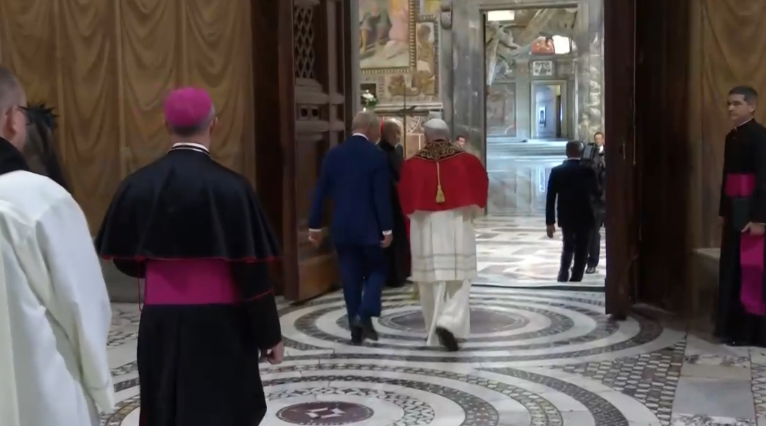 Re Carlo III e Camilla in Vaticano: la prima preghiera con un Papa dopo cinque secoli di divisione