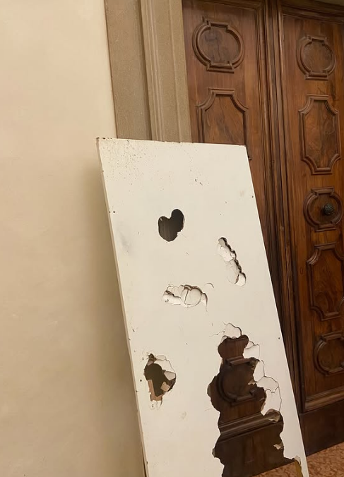 Sfrattate due famiglie con bambini, la Polizia sfonda un muro: tensione a Bologna