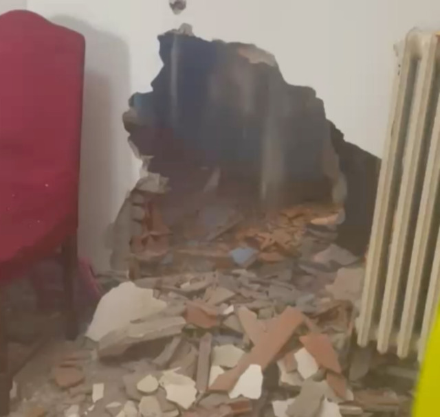 Sfrattate due famiglie con bambini, la Polizia sfonda un muro: tensione a Bologna