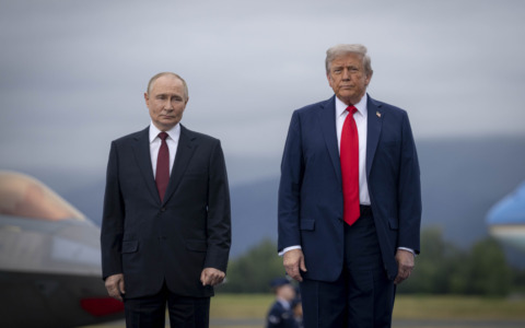 Trump sfida Putin “a metà”: sanzioni “enormi” su petrolio russo, ma niente missili a lungo raggio