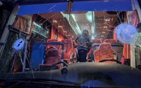 Agguato al pullman dei tifosi del Pistoia Basket: muore l’autista. Seguiti per chilometri prima della sassaiola