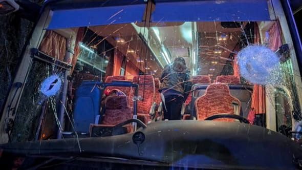Agguato al pullman dei tifosi del Pistoia Basket: muore l’autista. Seguiti per chilometri prima della sassaiola