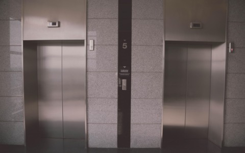 Meritocrazia Italia: “Si insista su sicurezza e responsabilità nella manutenzione degli impianti elevatori”