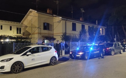 Altro femminicidio nelle Marche: 80enne uccide la moglie invalida e si spara con la stessa pistola