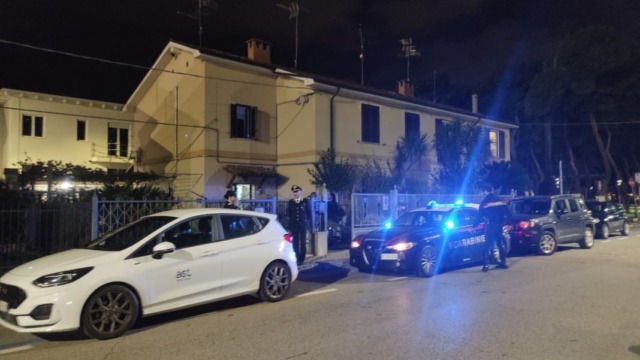 Altro femminicidio nelle Marche: 80enne uccide la moglie invalida e si spara con la stessa pistola