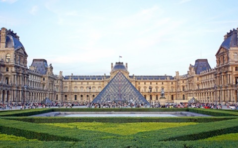 Furto al Louvre: i ladri entrano con un montacarichi e rubano i gioielli di Napoleone e dell’Imperatrice