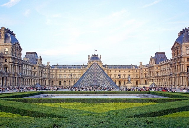 Furto al Louvre: i ladri entrano con un montacarichi e rubano i gioielli di Napoleone e dell’Imperatrice