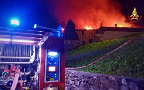 Incendio in casa, anziano muore tentando di salvare la vita alla moglie. A fuoco anche il monastero delle suore: paura per 21 religiose