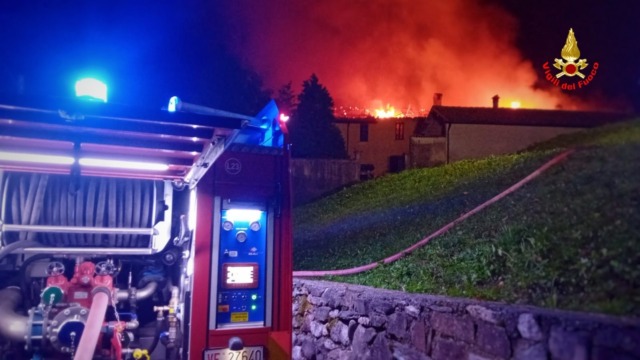 Incendio in casa, anziano muore tentando di salvare la vita alla moglie. A fuoco anche il monastero delle suore: paura per 21 religiose