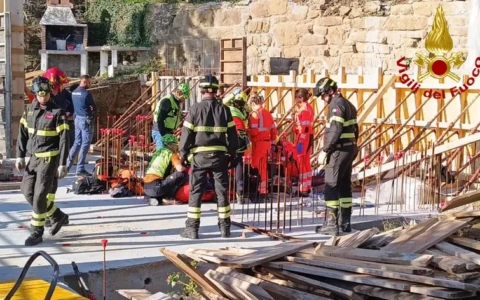 Colpito alla testa da una trave in cantiere, muore operaio 61enne: era in nero
