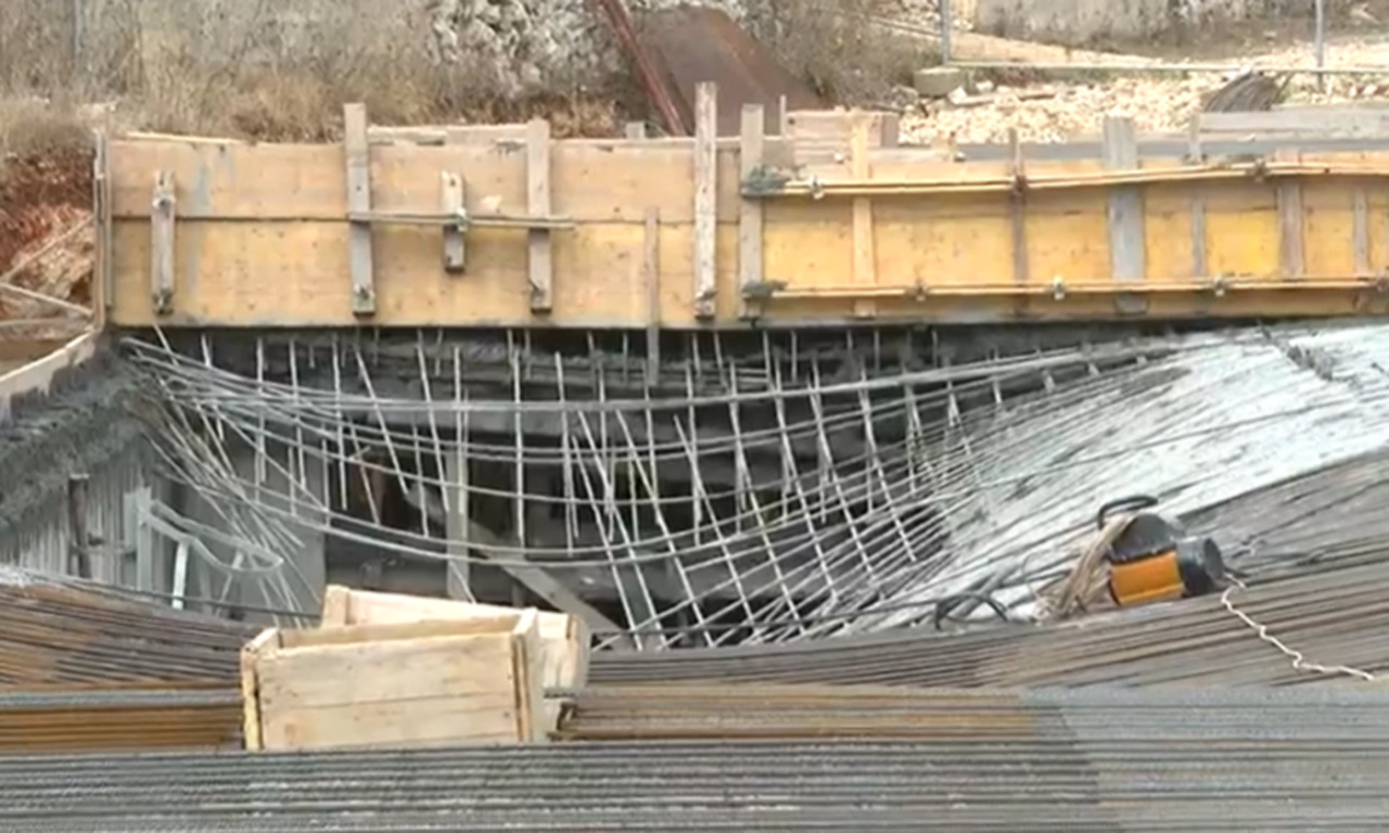 Sabato tragico per gli incidenti sul lavoro: esplode fabbrica a Napoli, 58enne muore a Lecce nel crollo in cantiere