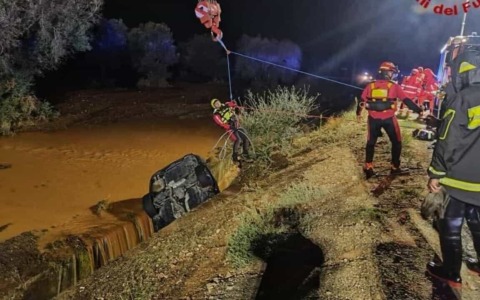 Auto trascinate da acqua e fango: la moglie si salva, il marito è disperso
