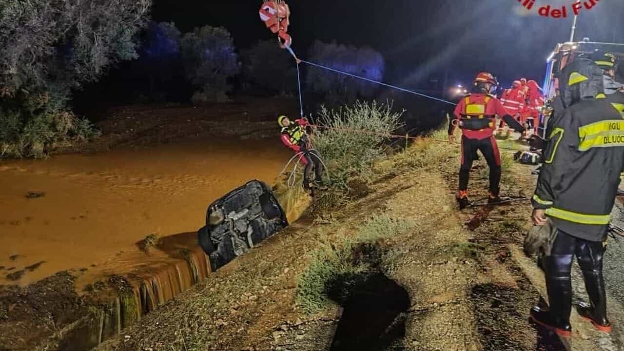 Auto trascinate da acqua e fango: la moglie si salva, il marito è disperso