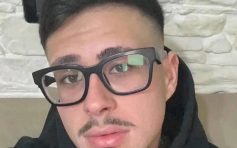 Cercano di fermare una rissa: 21enne ucciso a colpi di pistola a Palermo, 23enni accoltellati in Veneto