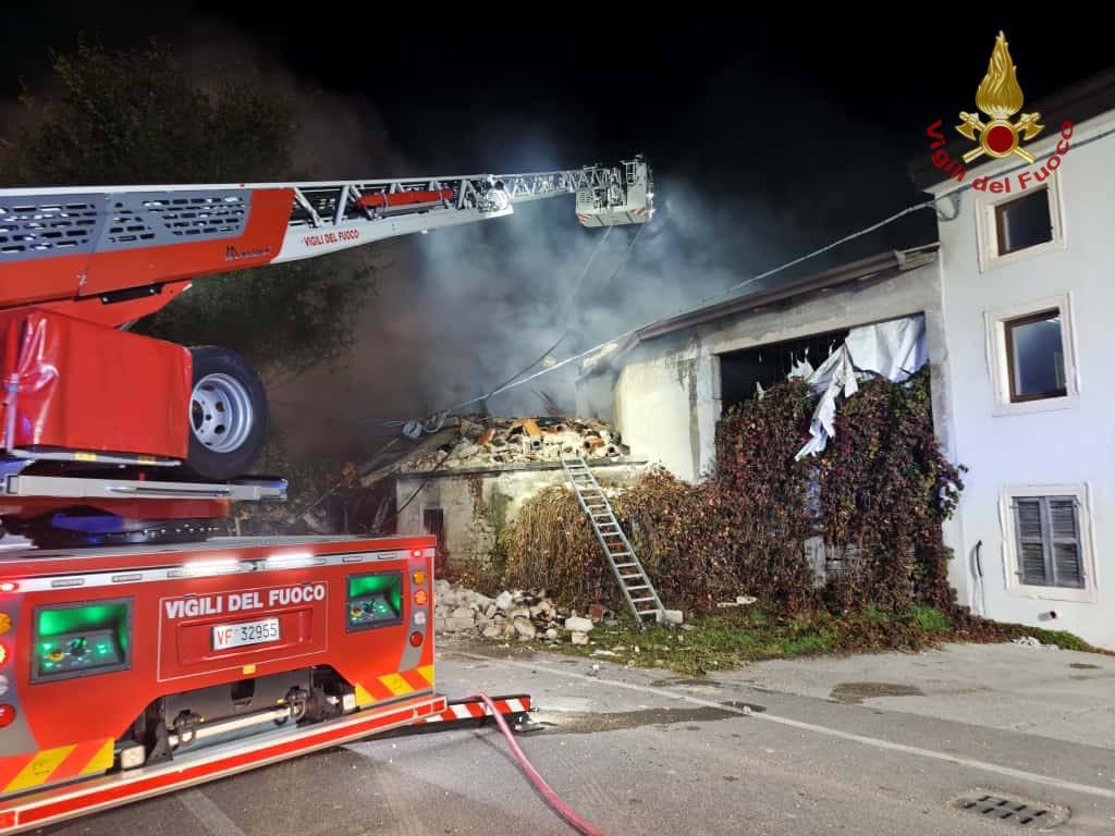 Tre carabinieri morti in un’esplosione durante uno sgombero. Operaio muore sepolto dalla ghiaia