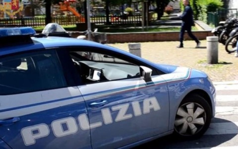 Arriva l’ufficiale giudiziario per lo sfratto, 71enne si lancia dal sesto piano e muore