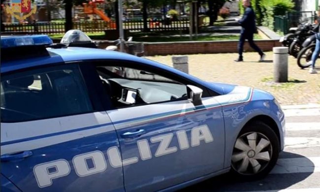 Arriva l’ufficiale giudiziario per lo sfratto, 71enne si lancia dal sesto piano e muore