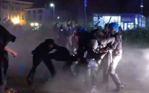 Scontri a Udine prima di Italia-Israele: tensione al corteo pro-Palestina e fuori dallo stadio Friuli