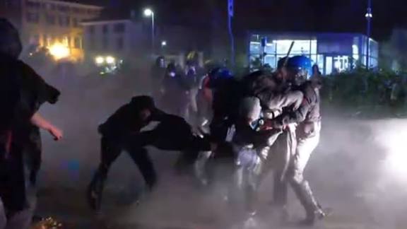 Scontri a Udine prima di Italia-Israele: tensione al corteo pro-Palestina e fuori dallo stadio Friuli
