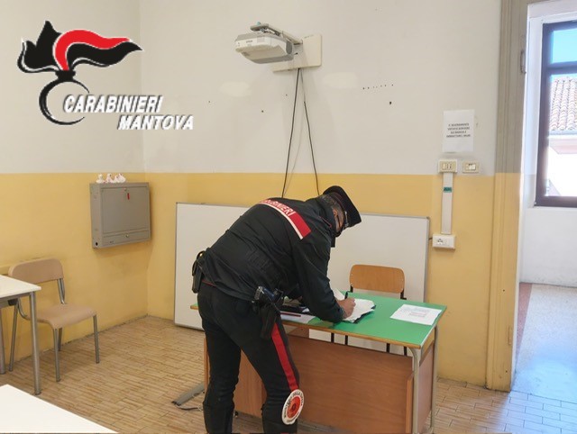 Roma, ancora paura in una scuola: crolla il controsoffitto in una superiore
