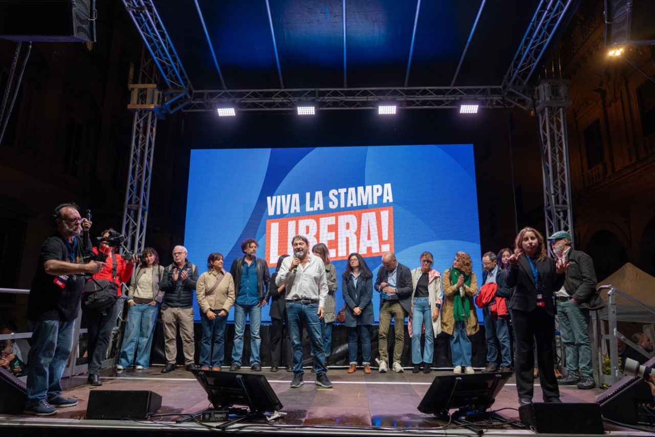 Sit in per la libertà di stampa: M5S, Pd e FdI in piazza insieme. Ranucci: “Se l’obiettivo era zittirci hanno sbagliato”