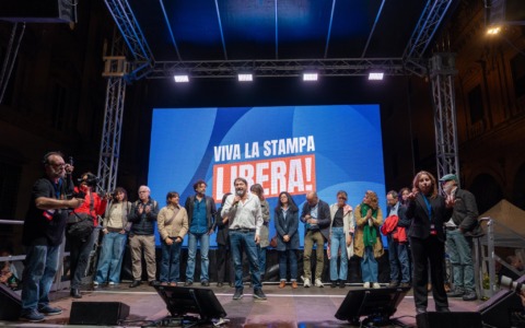 Sit in per la libertà di stampa: M5S, Pd e FdI in piazza insieme. Ranucci: “Se l’obiettivo era zittirci hanno sbagliato”