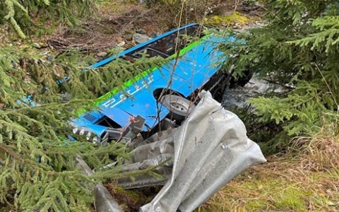 Scuolabus precipita nel torrente: feriti l’autista e quattro studenti minorenni