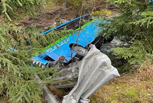 Scuolabus precipita nel torrente: feriti l’autista e quattro studenti minorenni