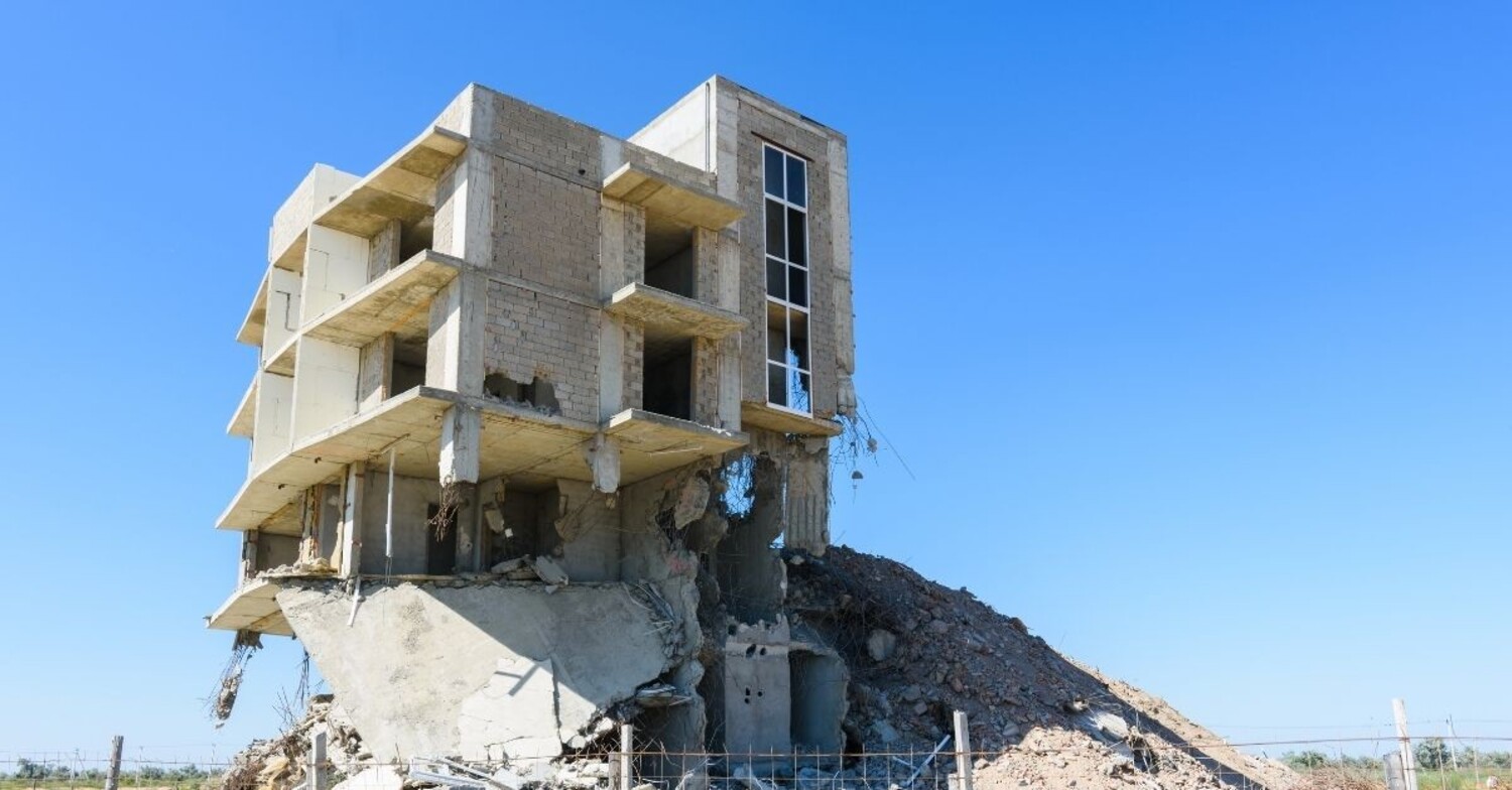 FdI: condono edilizio extra large fino a settembre 2025. L'opzione che spacca la maggioranza