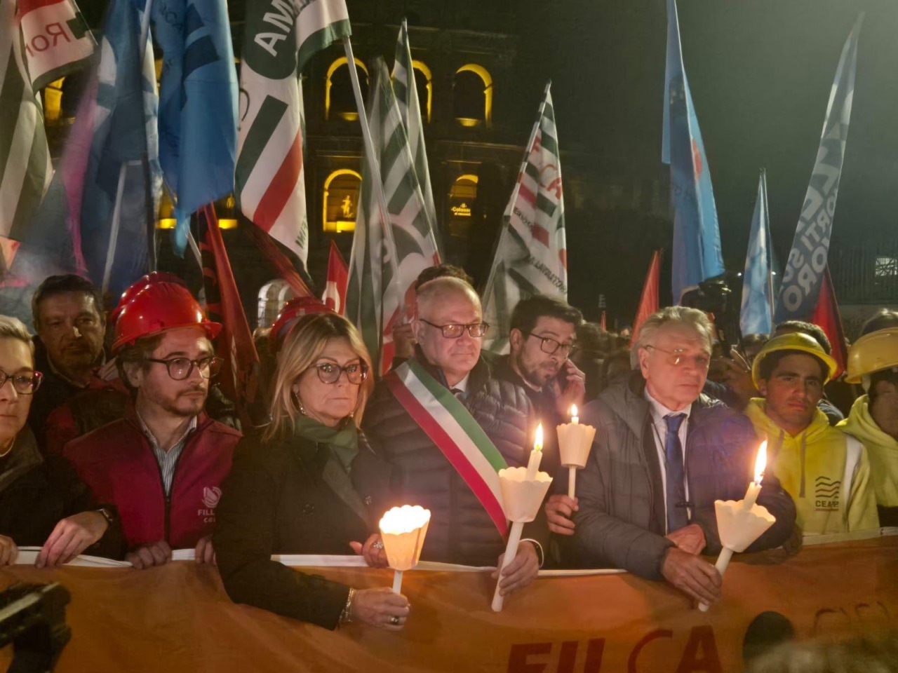 "Basta morti sul lavoro": a Roma la fiaccolata in memoria di Octay Stroici, l'operaio morto nel crollo della torre