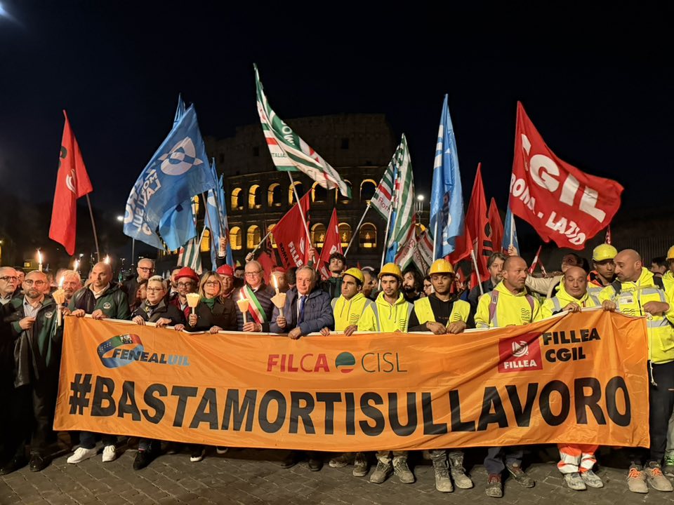 "Basta morti sul lavoro": a Roma la fiaccolata in memoria di Octay Stroici, l'operaio morto nel crollo della torre