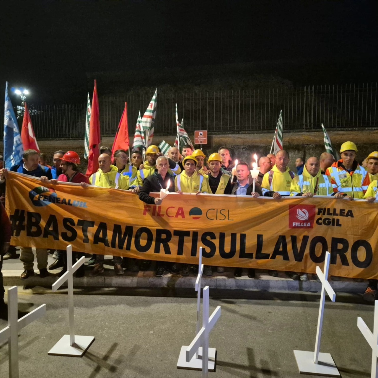 "Basta morti sul lavoro": a Roma la fiaccolata in memoria di Octay Stroici, l'operaio morto nel crollo della torre