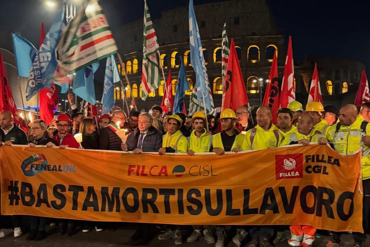 "Basta morti sul lavoro": a Roma la fiaccolata in memoria di Octay Stroici, l'operaio morto nel crollo della torre