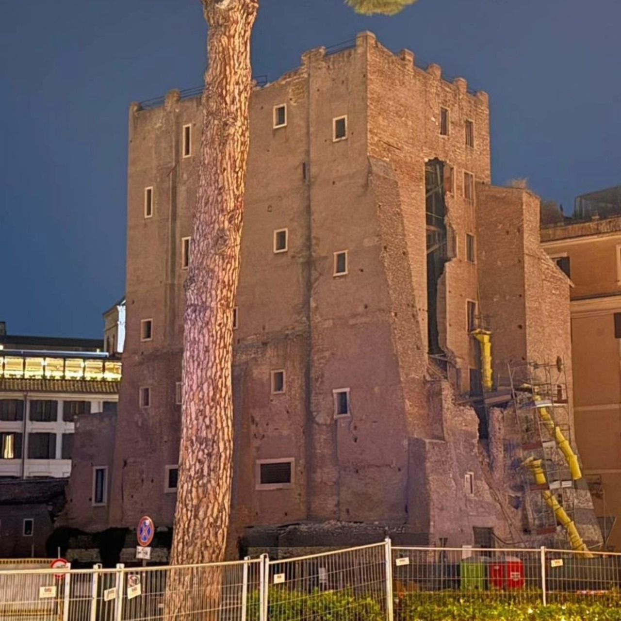 "Basta morti sul lavoro": a Roma la fiaccolata in memoria di Octay Stroici, l'operaio morto nel crollo della torre