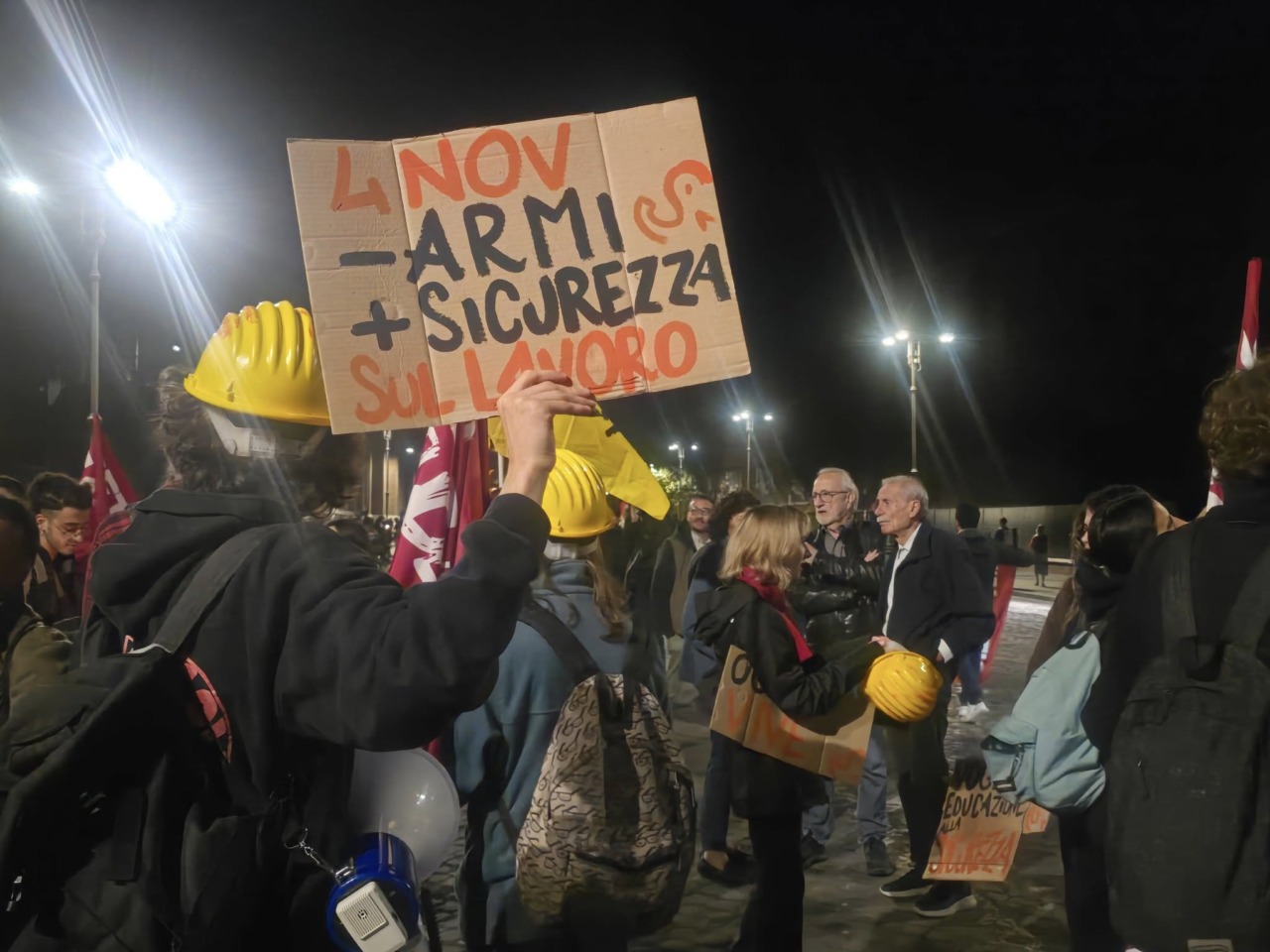 "Basta morti sul lavoro": a Roma la fiaccolata in memoria di Octay Stroici, l'operaio morto nel crollo della torre
