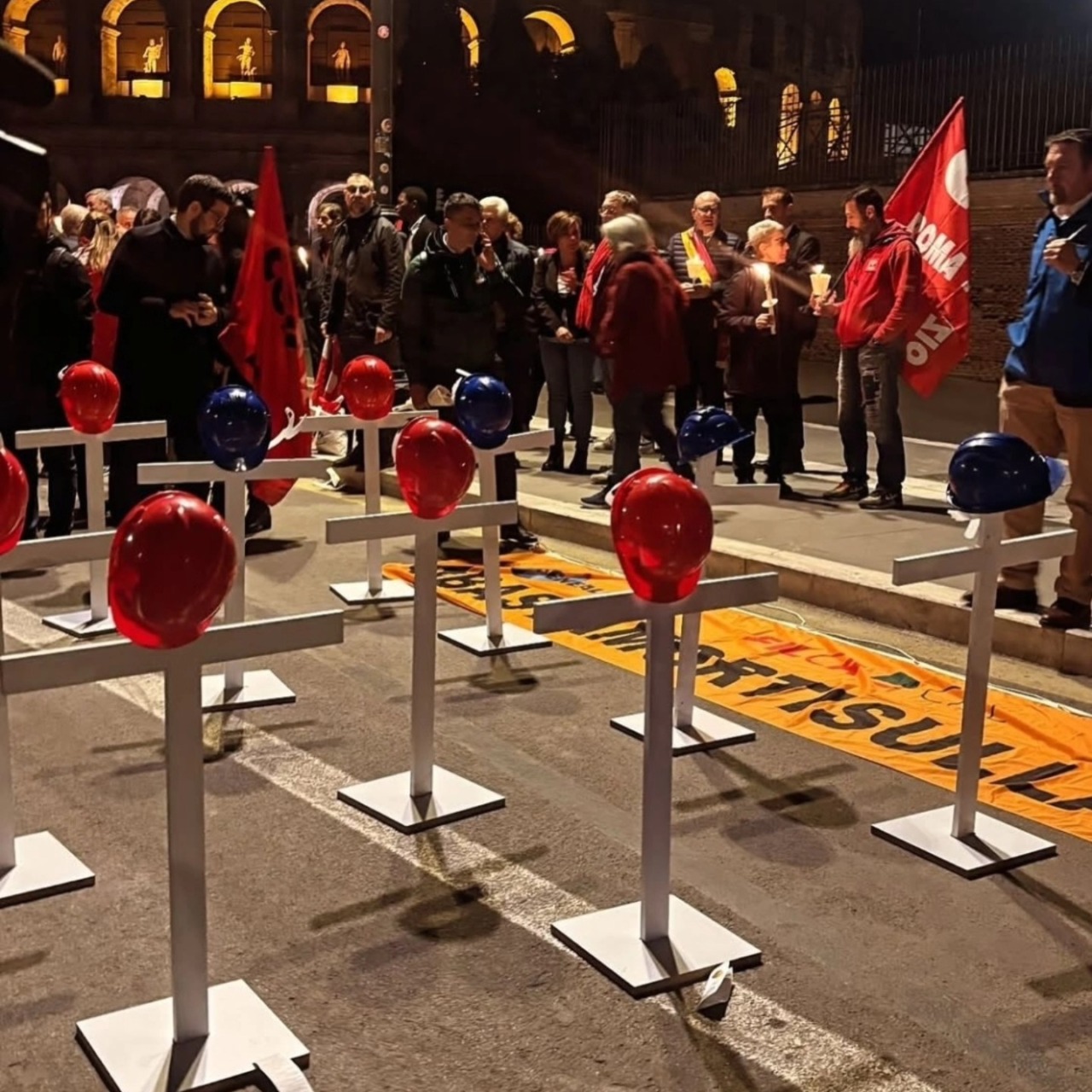 "Basta morti sul lavoro": a Roma la fiaccolata in memoria di Octay Stroici, l'operaio morto nel crollo della torre