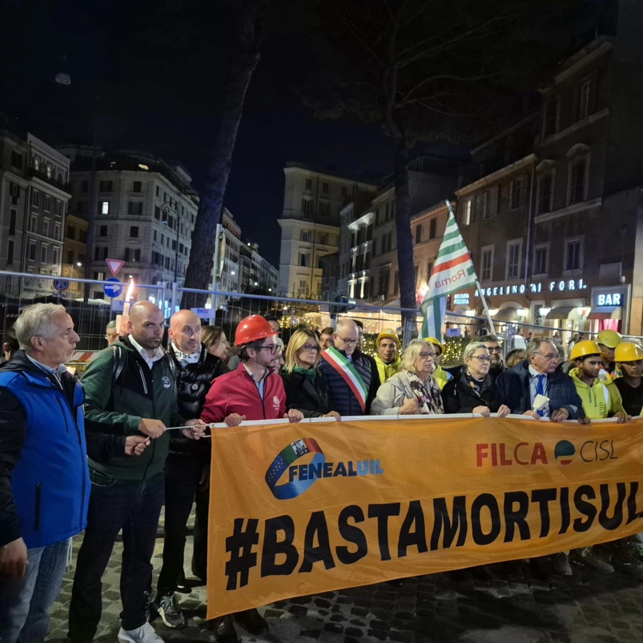 "Basta morti sul lavoro": a Roma la fiaccolata in memoria di Octay Stroici, l'operaio morto nel crollo della torre