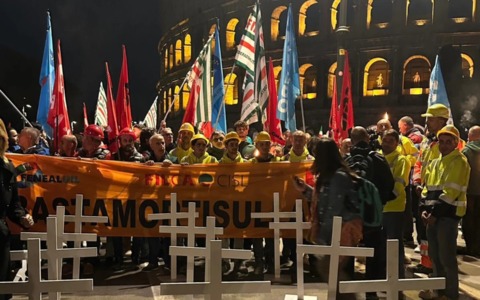 “Basta morti sul lavoro”: a Roma la fiaccolata in memoria di Octay Stroici, l’operaio morto nel crollo della torre