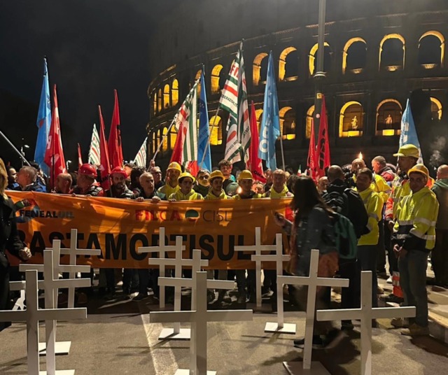 “Basta morti sul lavoro”: a Roma la fiaccolata in memoria di Octay Stroici, l’operaio morto nel crollo della torre