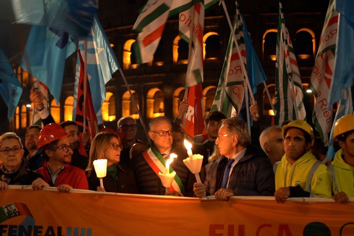"Basta morti sul lavoro": a Roma la fiaccolata in memoria di Octay Stroici, l'operaio morto nel crollo della torre