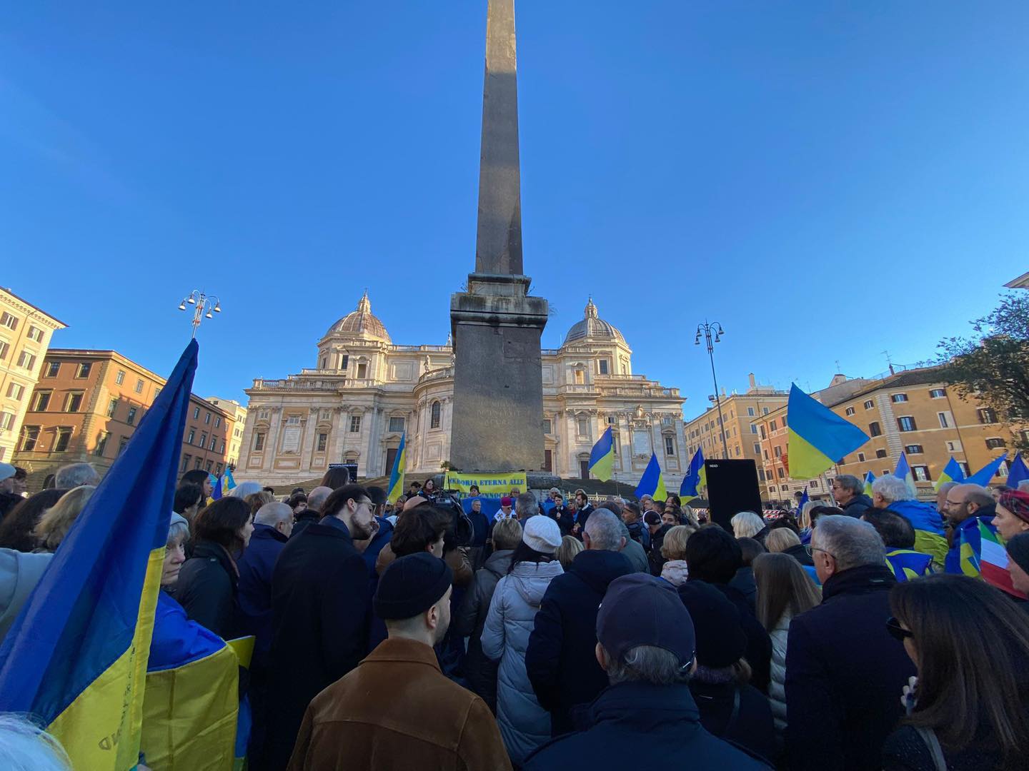 Moderati di centrodestra e riformisti di centrosinistra ieri in piazza a Roma per l'Ucraina